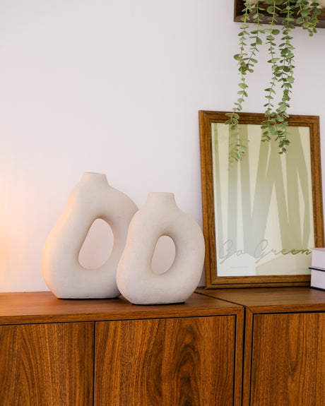 D vazen set organische vorm beige bestaande uit twee decoratieve vazen van 30x24 cm en 23x22 cm.