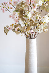 detail foto beige hoge geribbelde vaas 