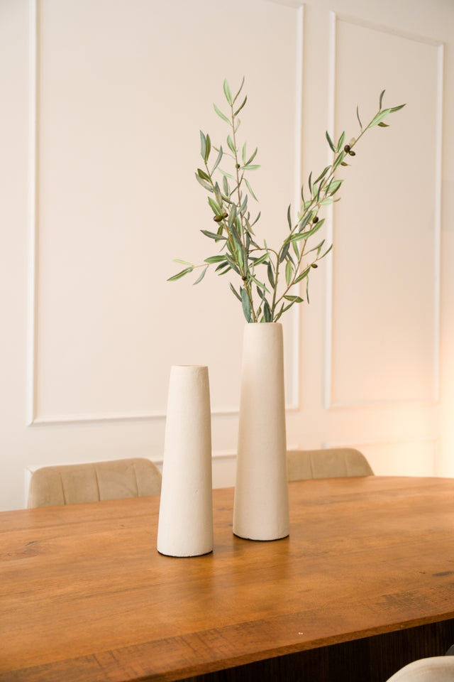 Hoge beige vaas van aardewerk 50x14 cm uit de STILL Collection op een houten tafel in een Japandi interieur