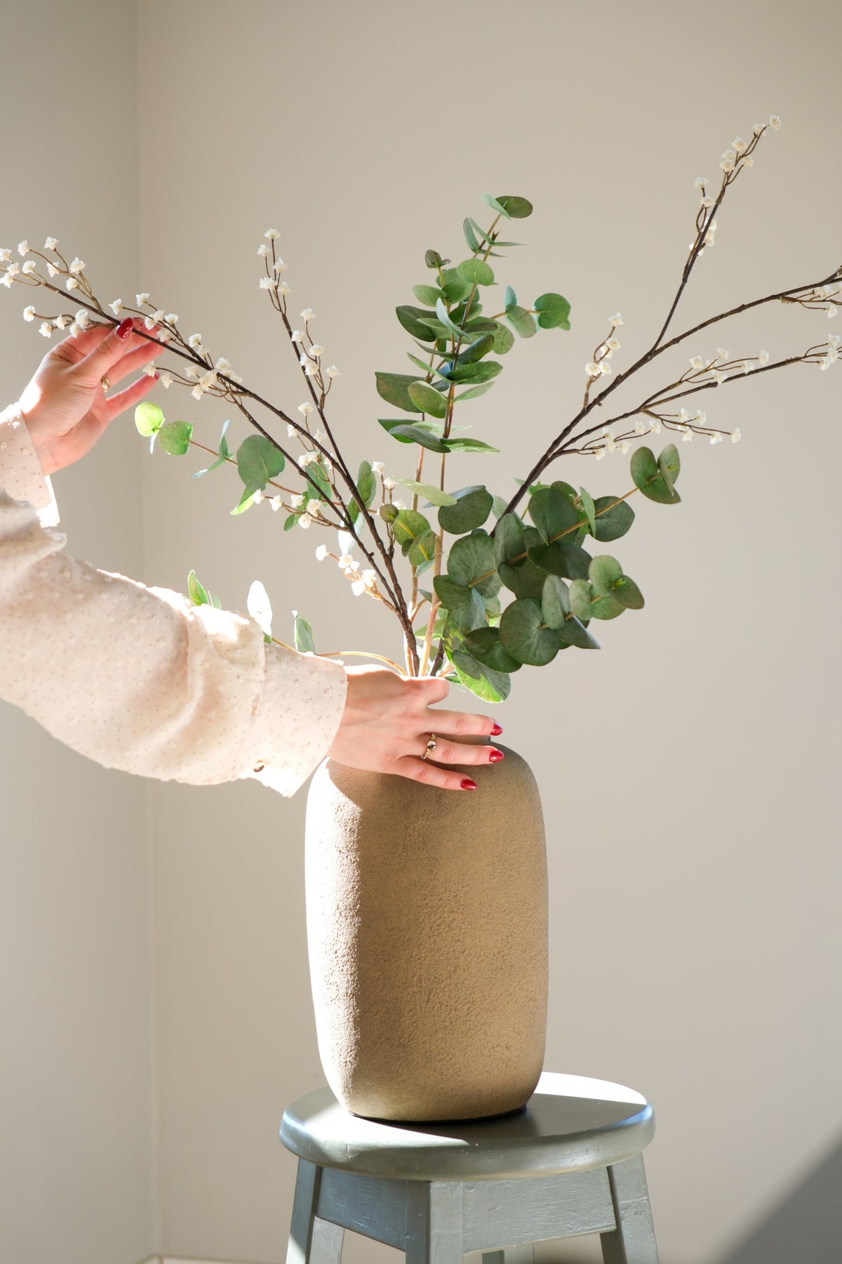 Aardewerk flesvaas in Latte kleur gestyled met decoratieve takken