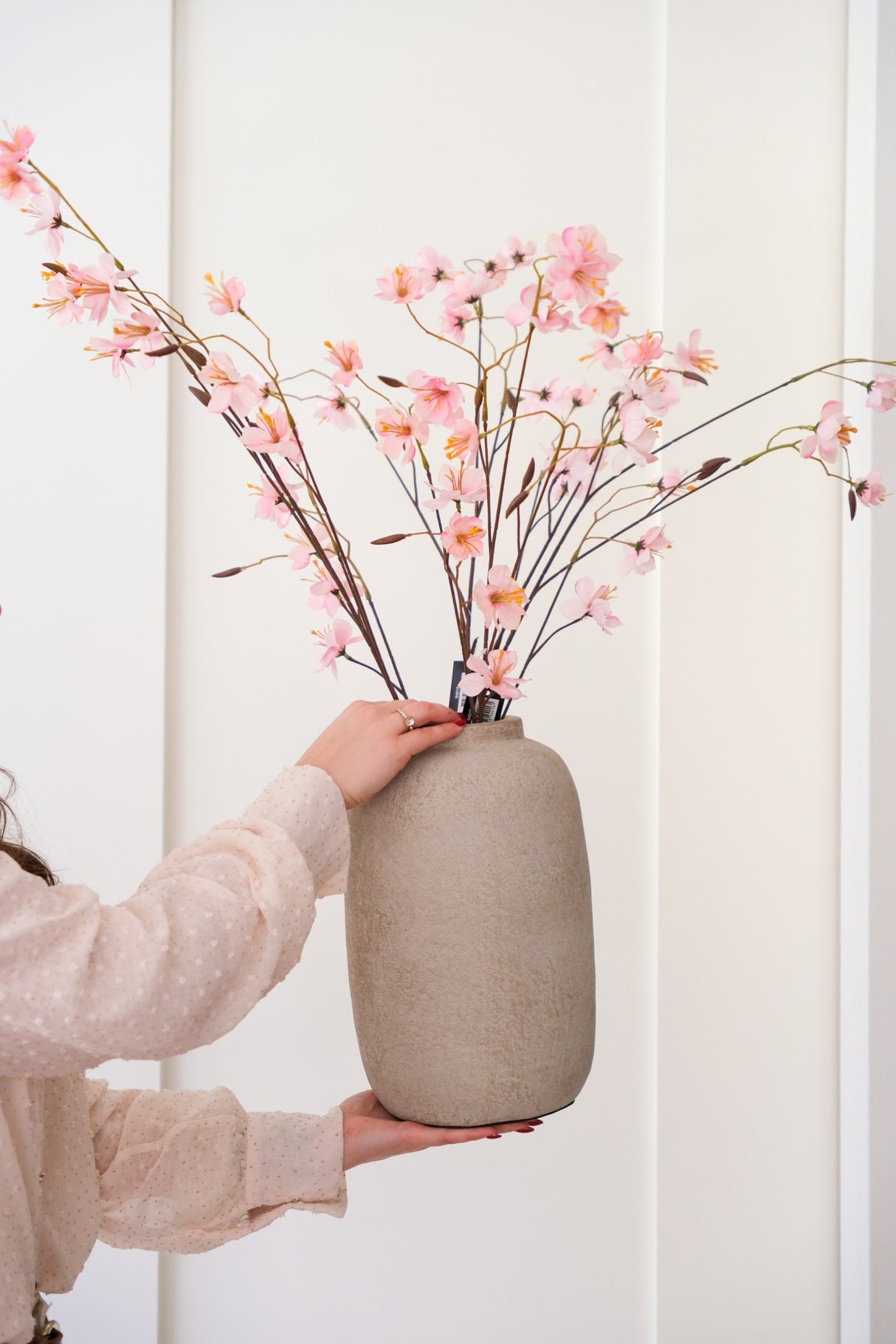 Handgemaakte light flesvaas met decoratieve bloesemtakken