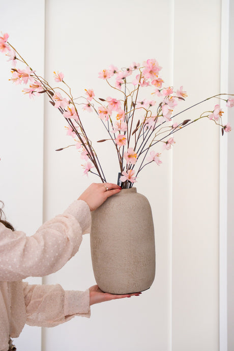 Handgemaakte light flesvaas met decoratieve bloesemtakken